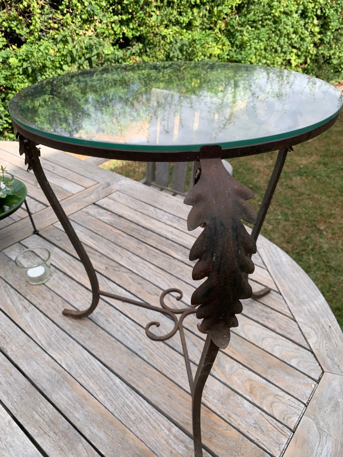 Mooi klein tafeltje van ijzer en glas, Ophalen, Gebruikt, Rond, Metaal