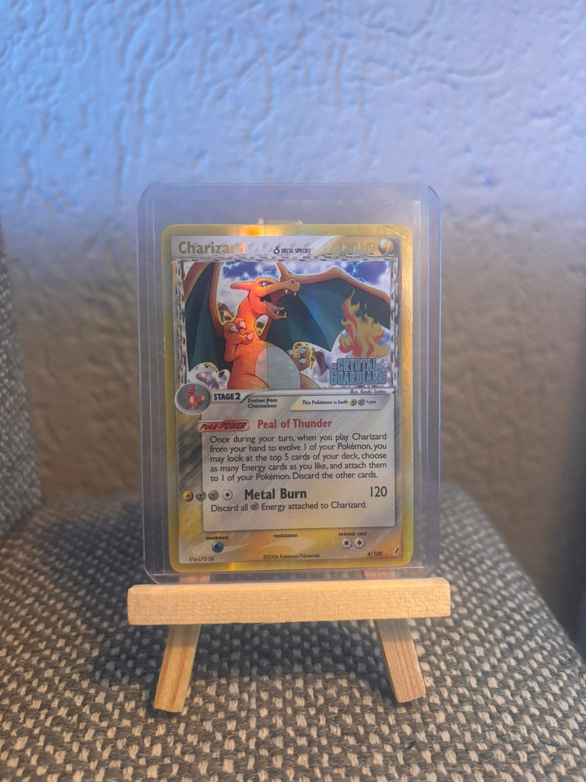 Charizard 4/100 STAMPED Delta Species, Hobby en Vrije tijd, Ophalen, Zo goed als nieuw, Meerdere kaarten