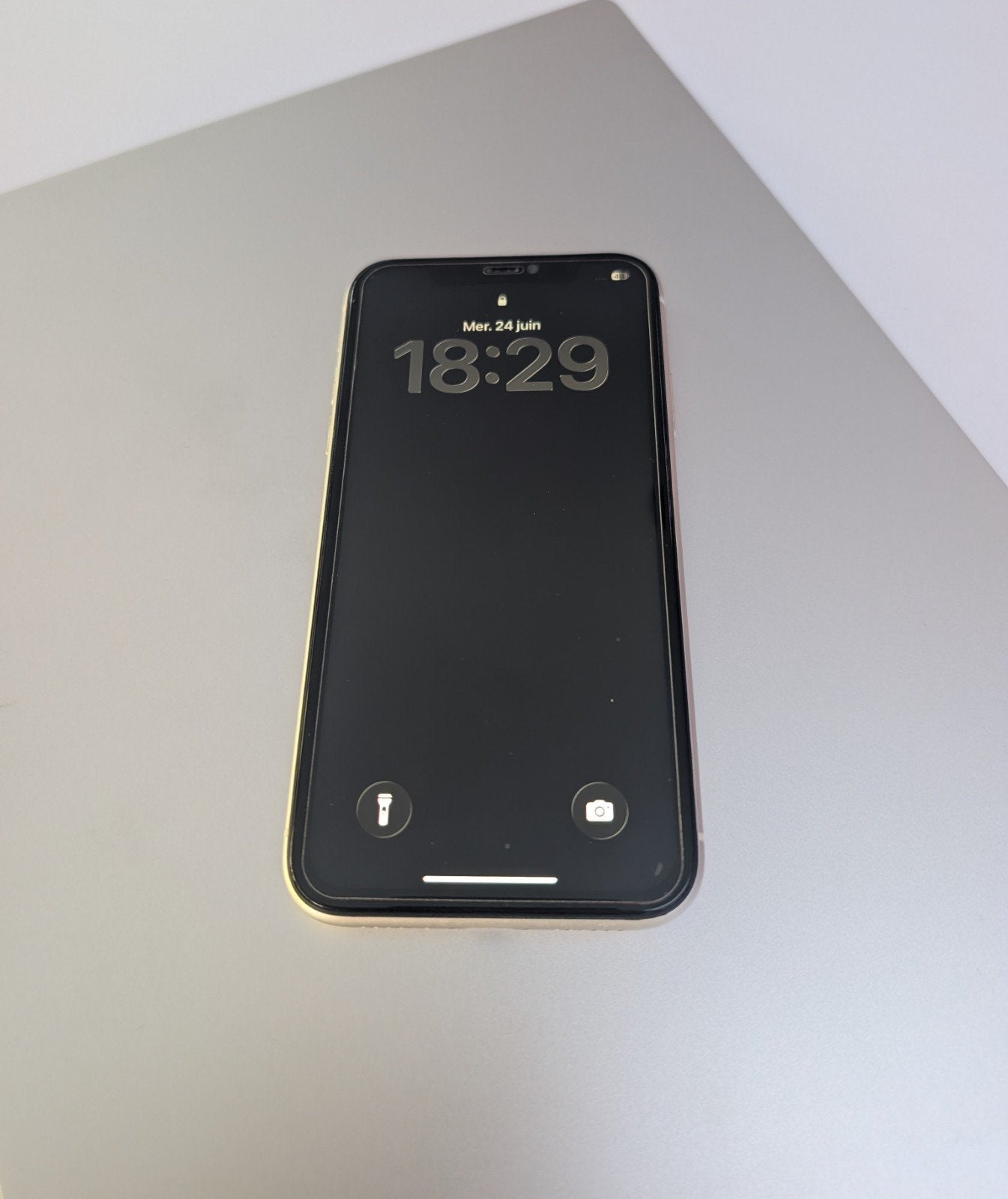 iPhone 11 - 128 Go (Très bon état général) - Écouteurs câble, Enlèvement, Protection