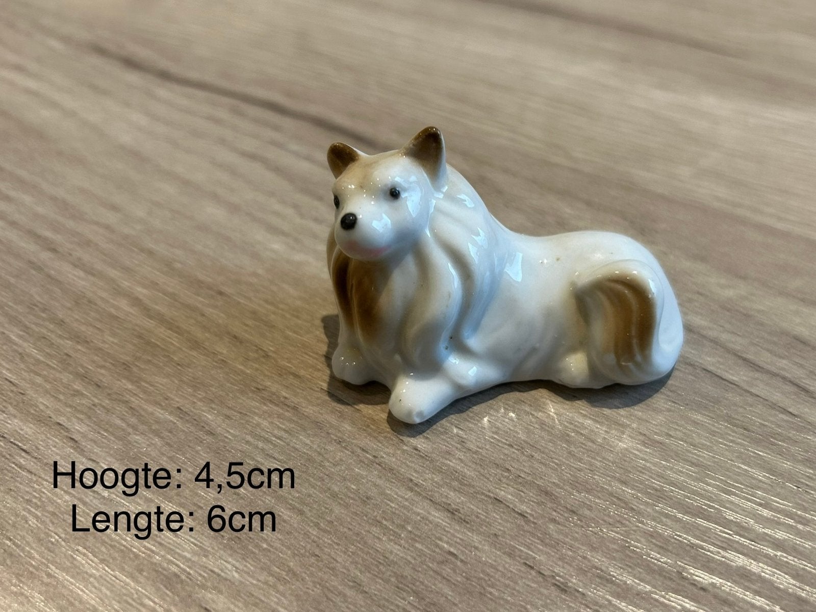 Beeldje liggend hondje, Ophalen of Verzenden, Zo goed als nieuw, Hond of Kat, Beeldje of Figuurtje