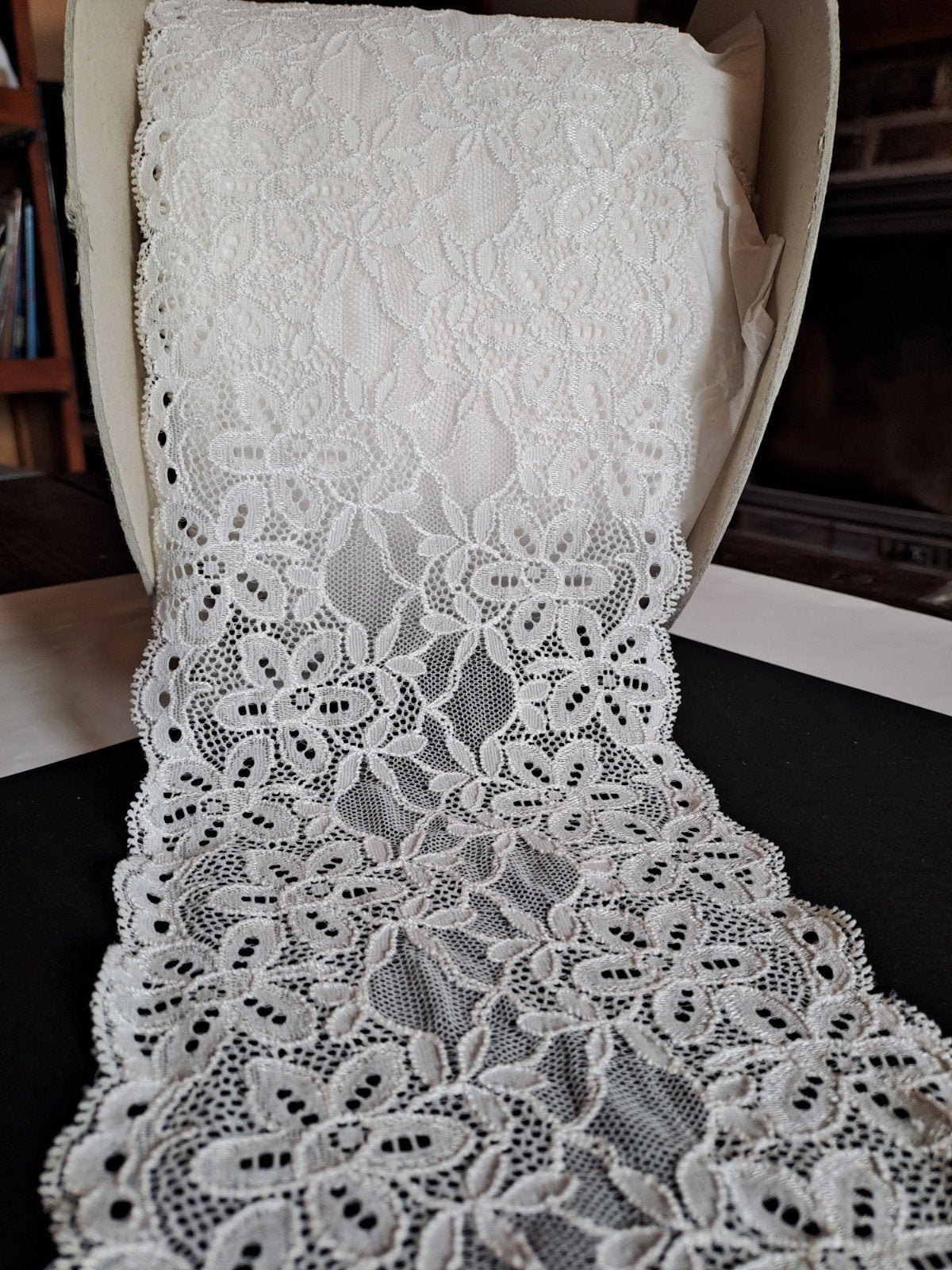 Dentelle roulée 57,50 m x 16 cm blanc cassé, légèrement élas, Enlèvement ou Envoi