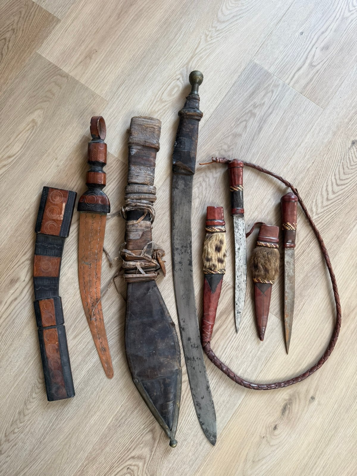 Afrikaanse Dolken zwaarden Messen, Ophalen