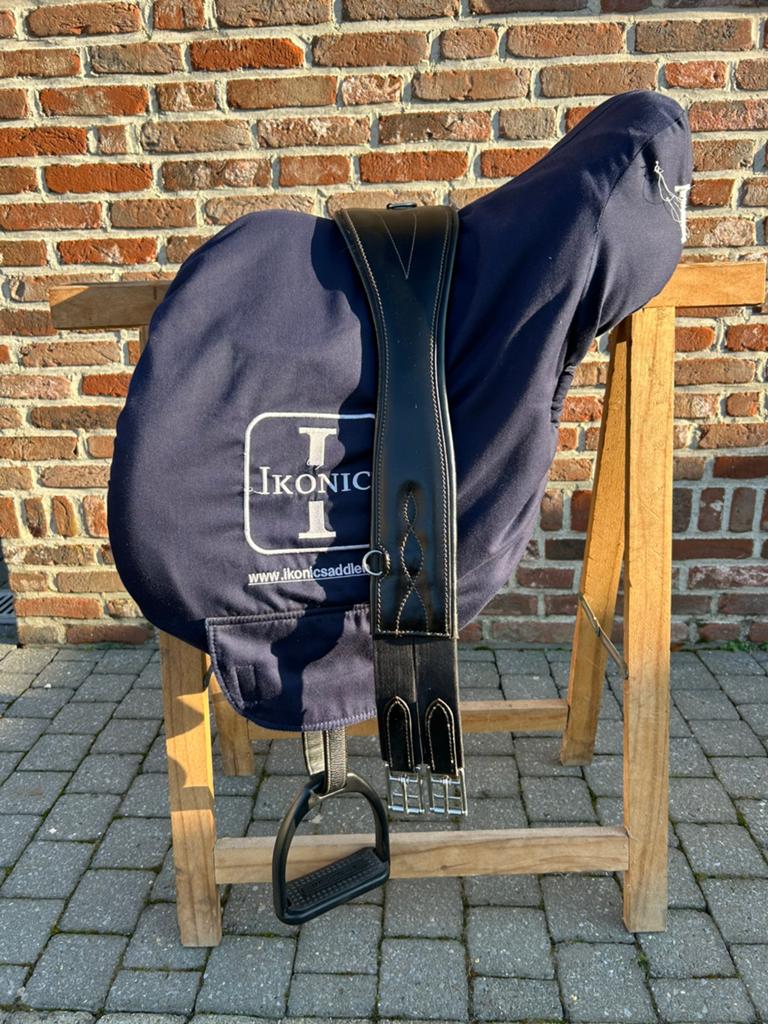 Ikonic Evolution springzadel zwart, Dieren en Toebehoren, Paarden en Pony's | Zadels, Ophalen, Zo goed als nieuw, Springen