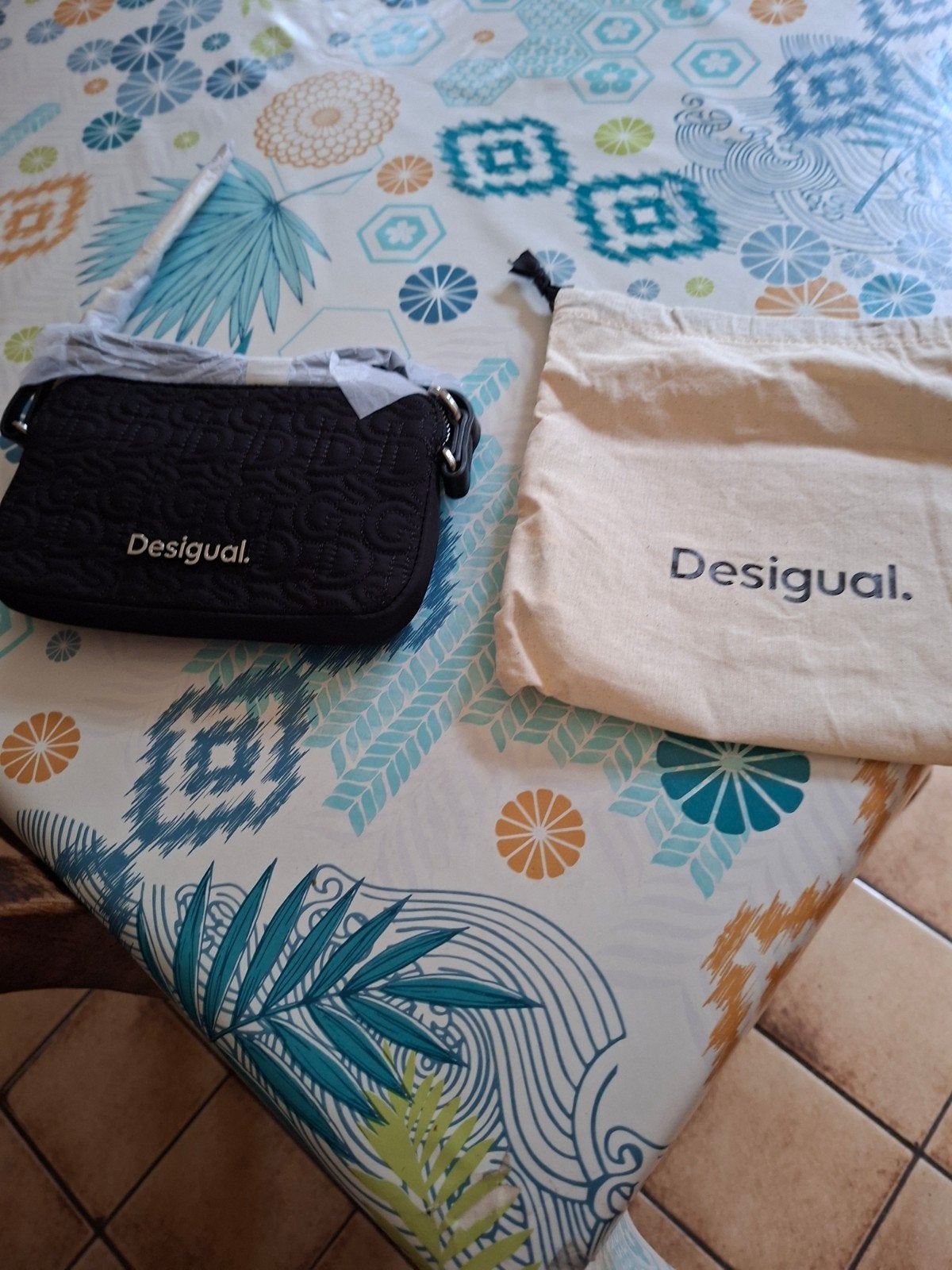 Trousse Desigual noire. Avec bandoulière18cm x 12cm x 2cm.Ne, Enlèvement ou Envoi