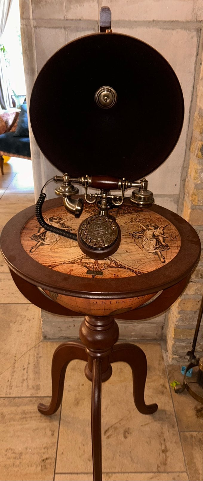 Unieke Wereldbol met Werkende Vintage Telefoon – Eyecatcher, Ophalen