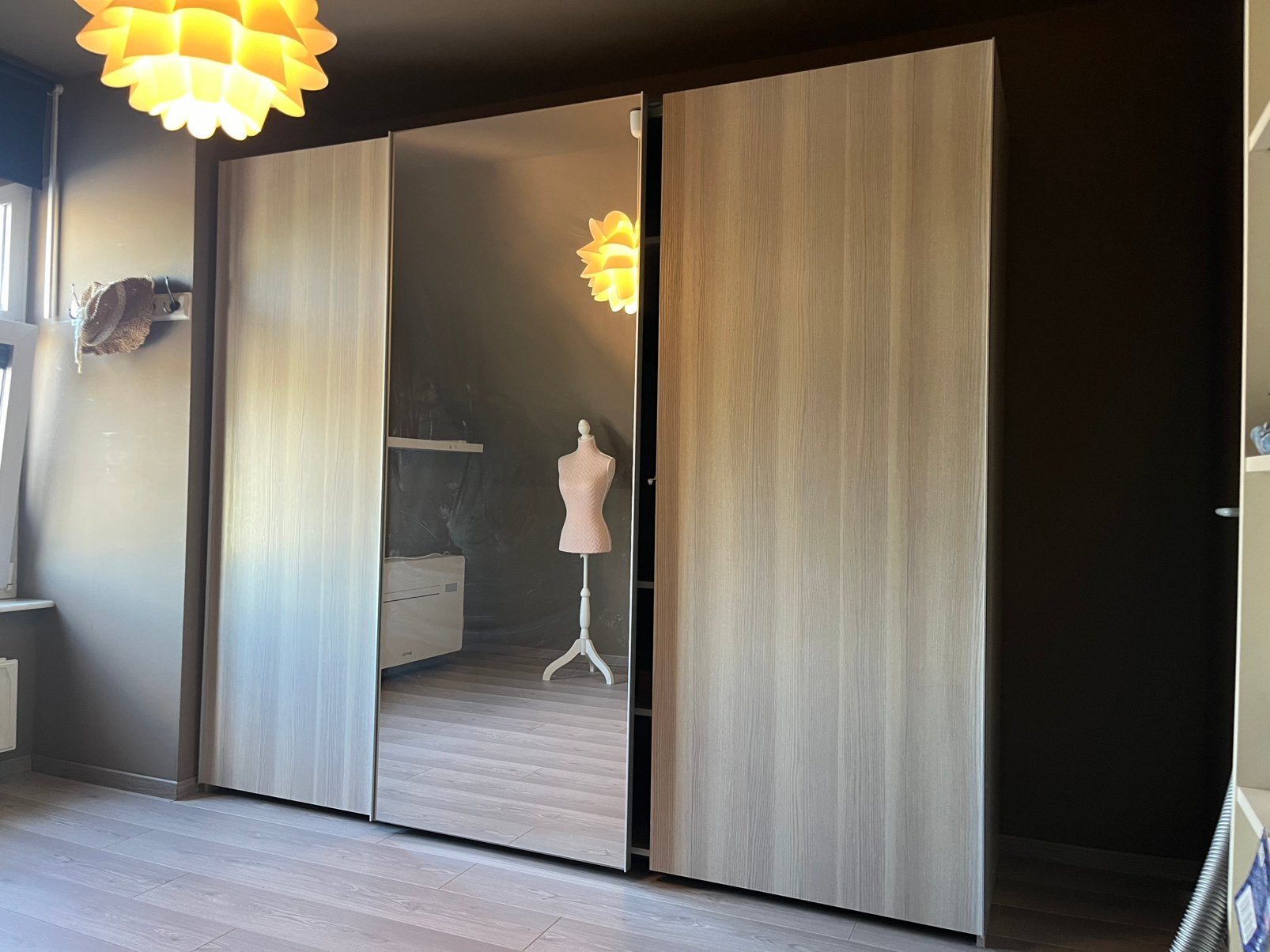 Superbe garde robe avec miroir intégrer dans les portes ., Maison & Meubles, Armoires | Penderies & Garde-robes, Enlèvement, Comme neuf