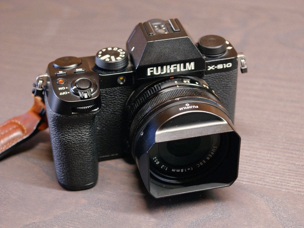 Fujifilm X-S10 + 3 batterijen + ProCube 2 + GRATIS 18mm f/2, Ophalen, Geheugenkaart, Zo goed als nieuw, Fujifilm