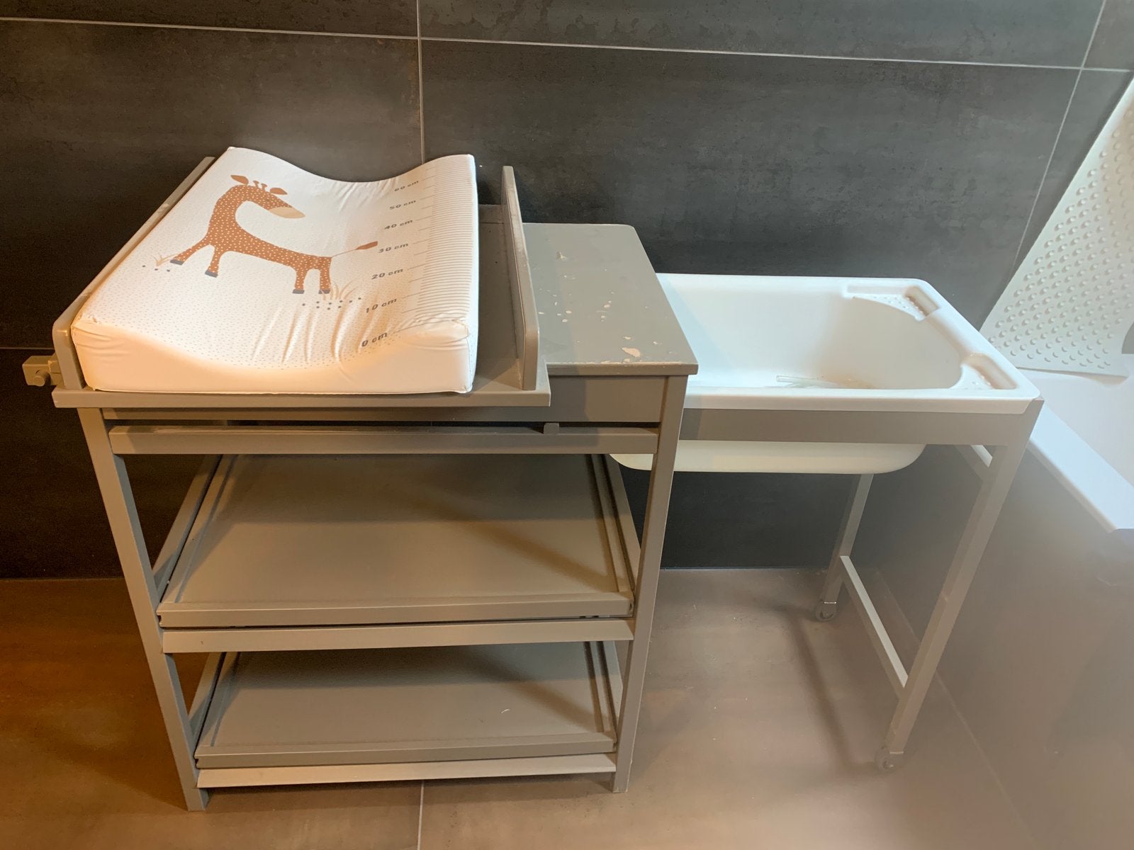 Verzorgingstafel met badje, Ophalen, Gebruikt, Badje, Standaard