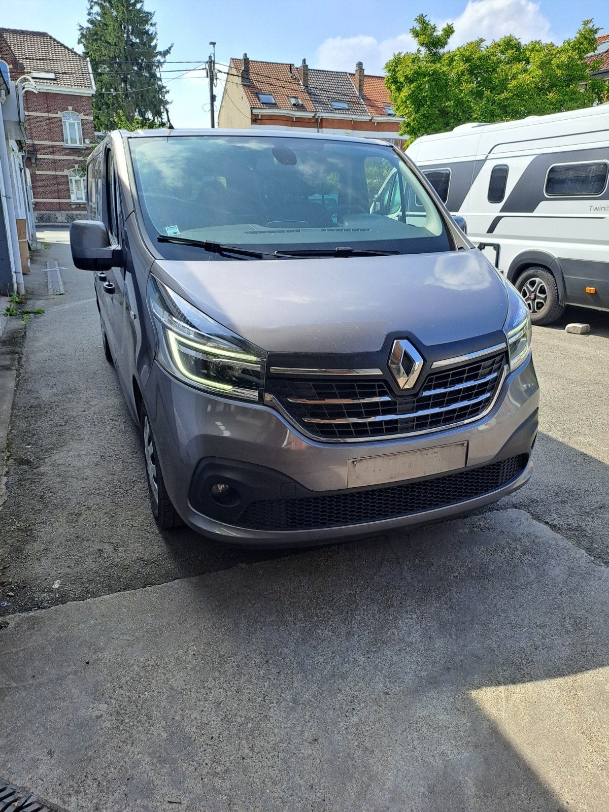 Renault trafic L2h1 2.0Dci Double cabine grand confort bva, Autos, Argent ou Gris, 6 portes, Euro 6, Carnet d'entretien