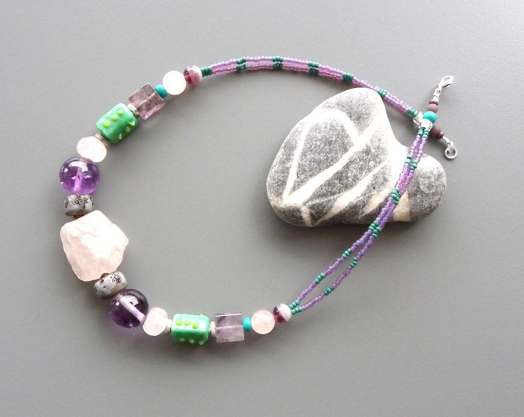 Collier ethnique neuf quartz rose, améthystes et turquoises, Bijoux, Sacs & Beauté, Colliers, Neuf, Pierre ou Minéral, Enlèvement ou Envoi