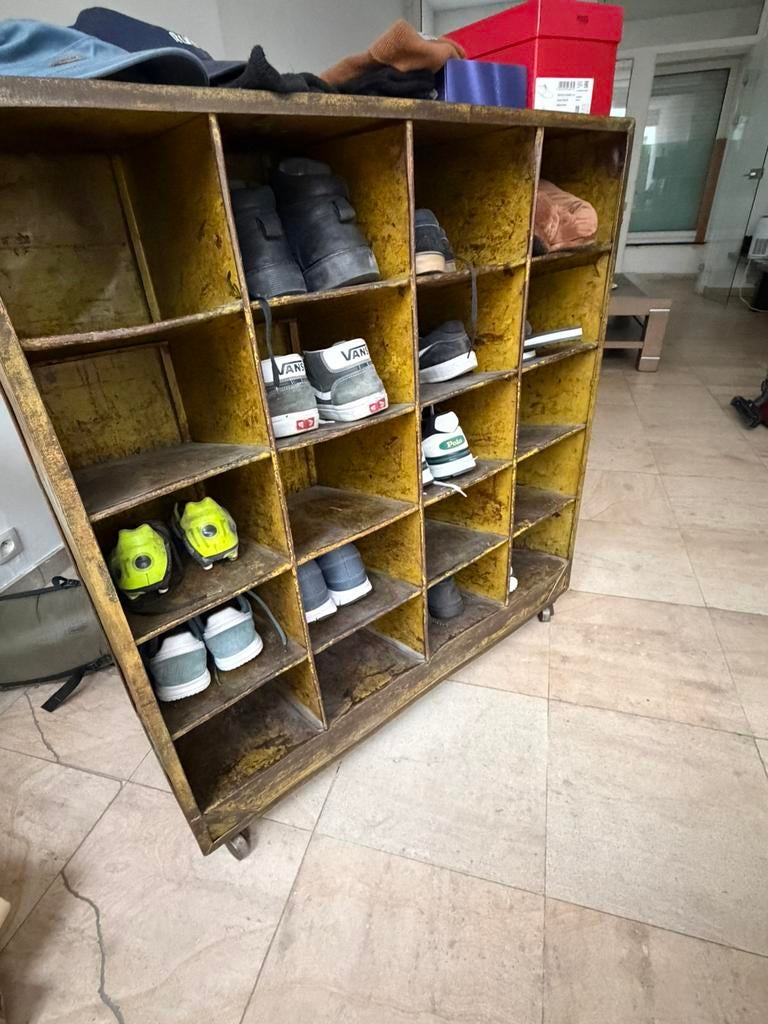 Industriele schoenenkast, Huis en Inrichting, Ophalen, Gebruikt