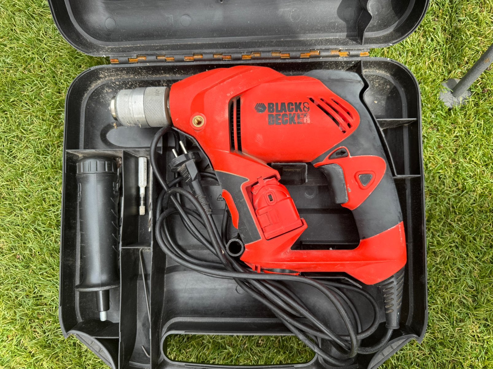 Boormachine in plastic koffer black&Decker, Variabele snelheid, Zo goed als nieuw, 400 tot 600 watt, Ophalen