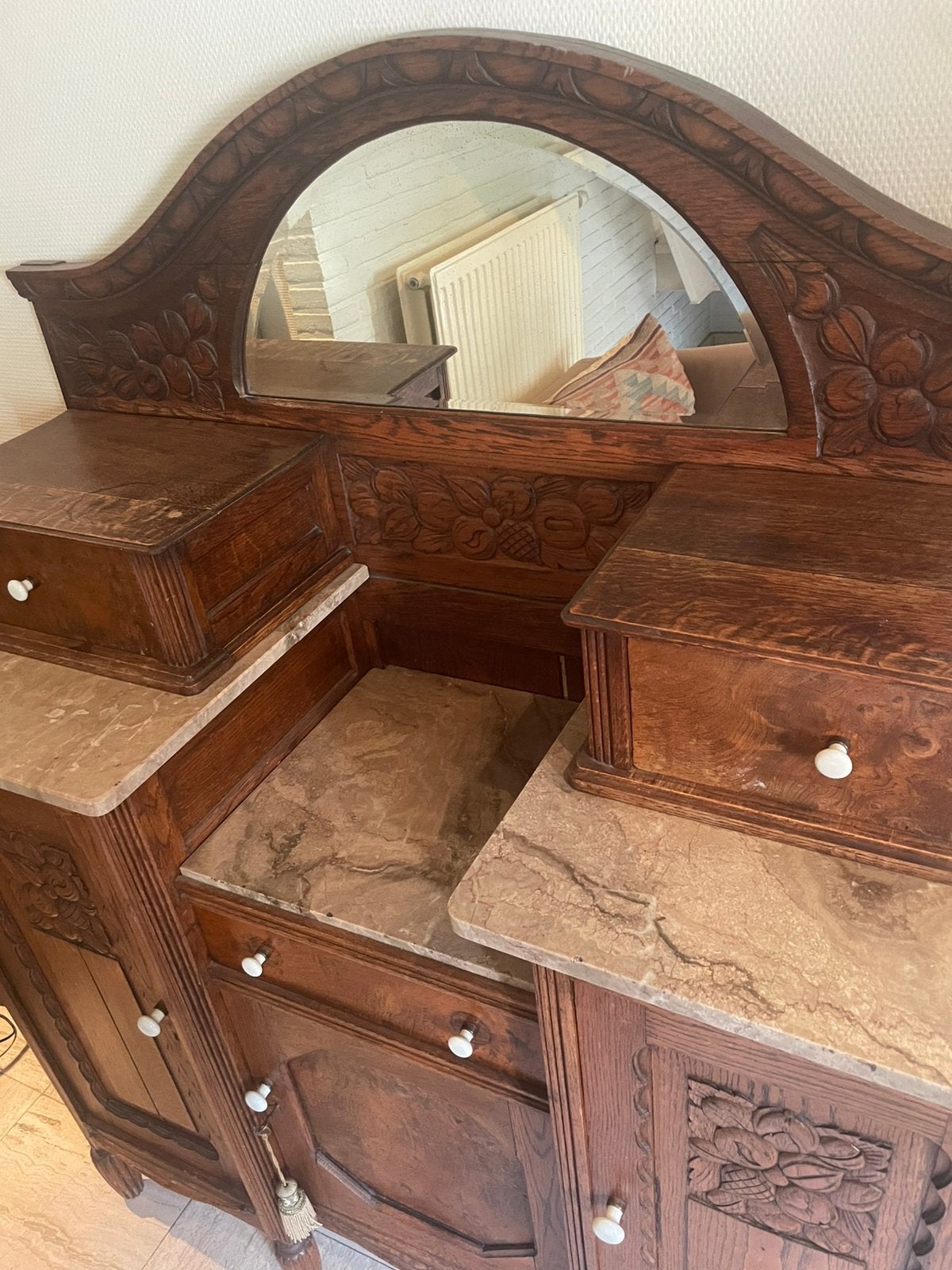 Armoire ancienne avec miroir et dessus en marbre., Enlèvement