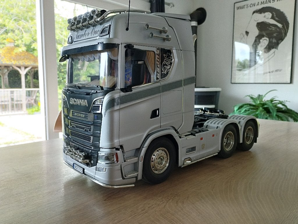 Tamiya 56373 Scania 770 S Silver Edition, Hobby en Vrije tijd, Modelauto's | Overige schalen, Ophalen, Zo goed als nieuw, Bus of Vrachtwagen