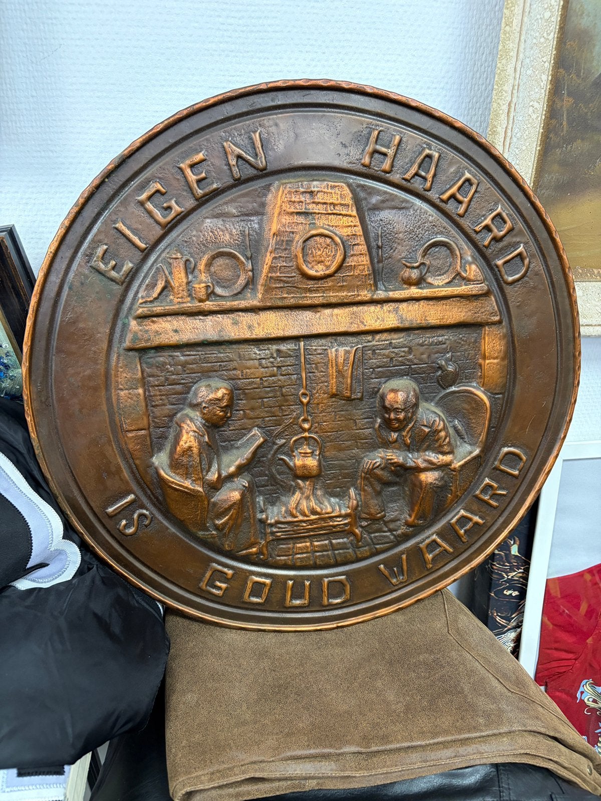 Decoratieve koperen wandplaat – “Eigen Haard is Goud Waard”, Ophalen, Koper