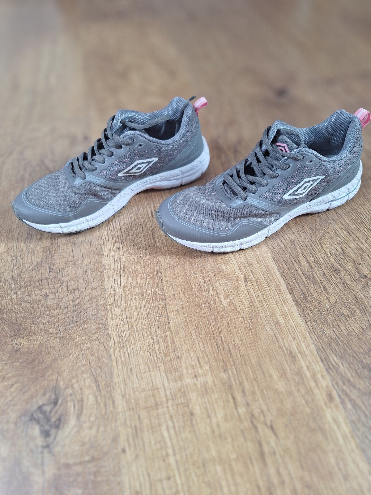 Sportschoenen Umbro. Maat 38. NIEUW., Sport en Fitness, Loopsport en Atletiek, Ophalen