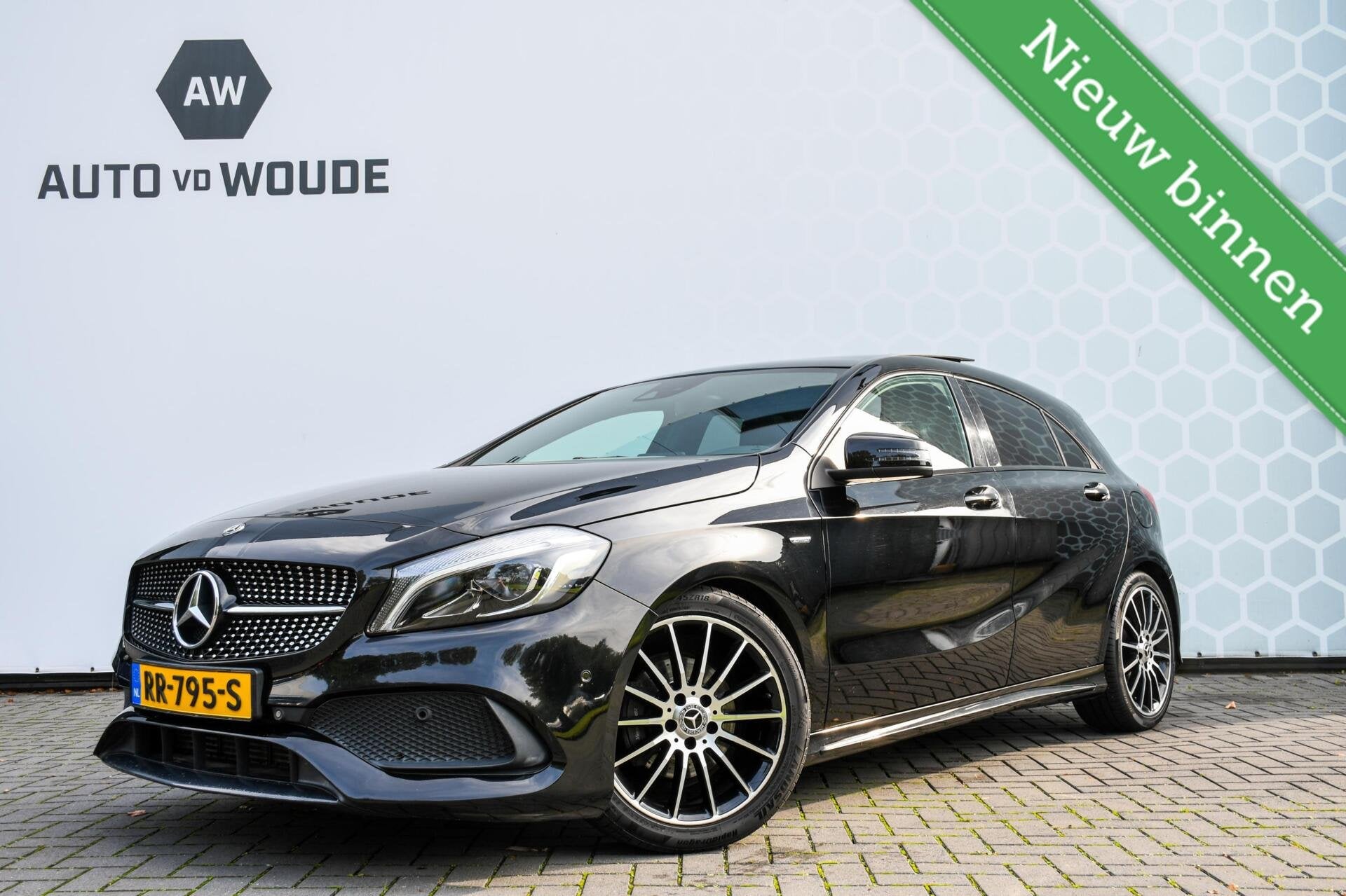 Mercedes A-klasse 180 EDITION AMG Panoramadak Night Camera, Auto's, 122 pk, Gebruikt, 4 cilinders, Zwart