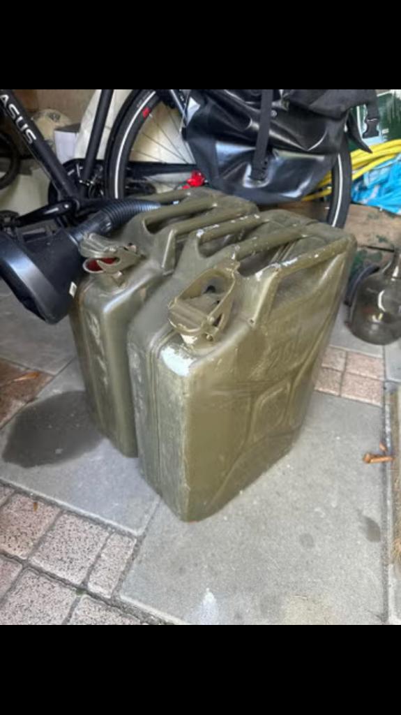 2x metalen jerrycan 20 liter met gasolie, Auto-onderdelen, Brandstofsystemen, Ophalen, Gebruikt