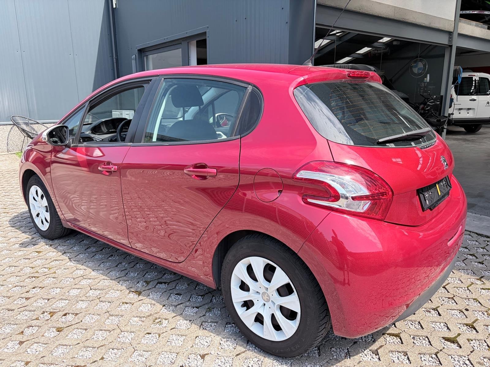 Peugeot 208 Benzine - Gereviseerde motor, Auto's, Voorwielaandrijving, Euro 5, Stof, Zwart
