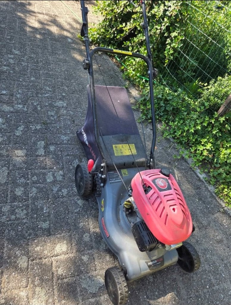 Benzine zelftrekker grasmaaier proper, Tuin en Terras, Grasmaaiers, Ophalen, Zo goed als nieuw, Powerplus