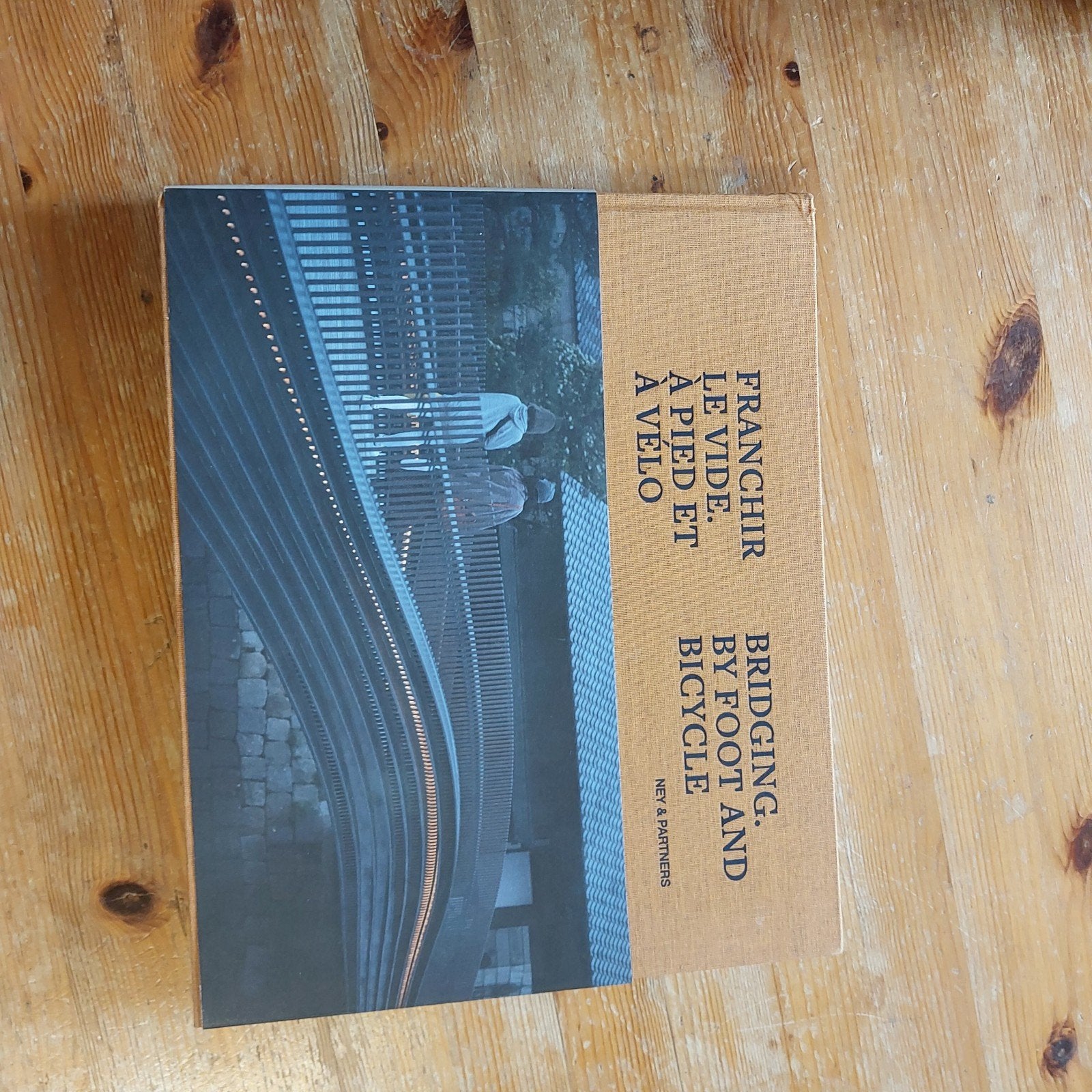 franchir le vide livre, Enlèvement