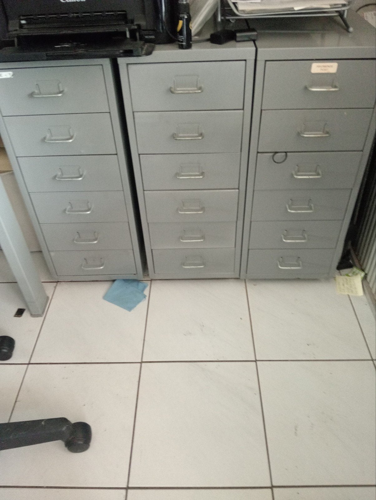 4 armoires à tiroirs en fer avec 6 tiroirs par armoire de 70, Enlèvement, Utilisé