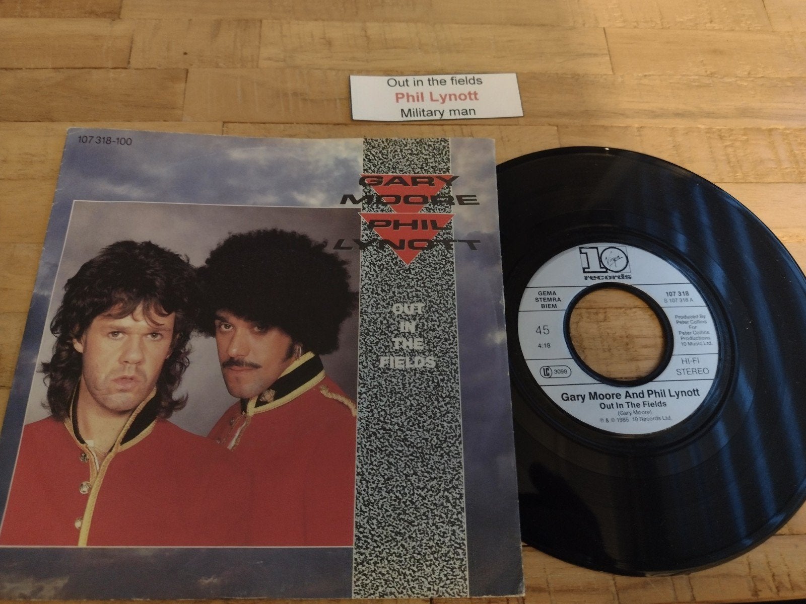 SINGLE: GARY MOORE & PHIL LYNOTT: OUT IN THE FIELDS 1985, 7 inch, Ophalen of Verzenden, Zo goed als nieuw, Beschermende buitenhoes
