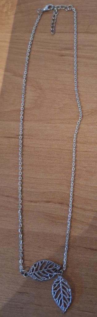 Zilverkleurige halsketting met 2 bladhangers, Handtassen en Accessoires, Kettingen, Overige materialen, Ophalen of Verzenden, Zilver