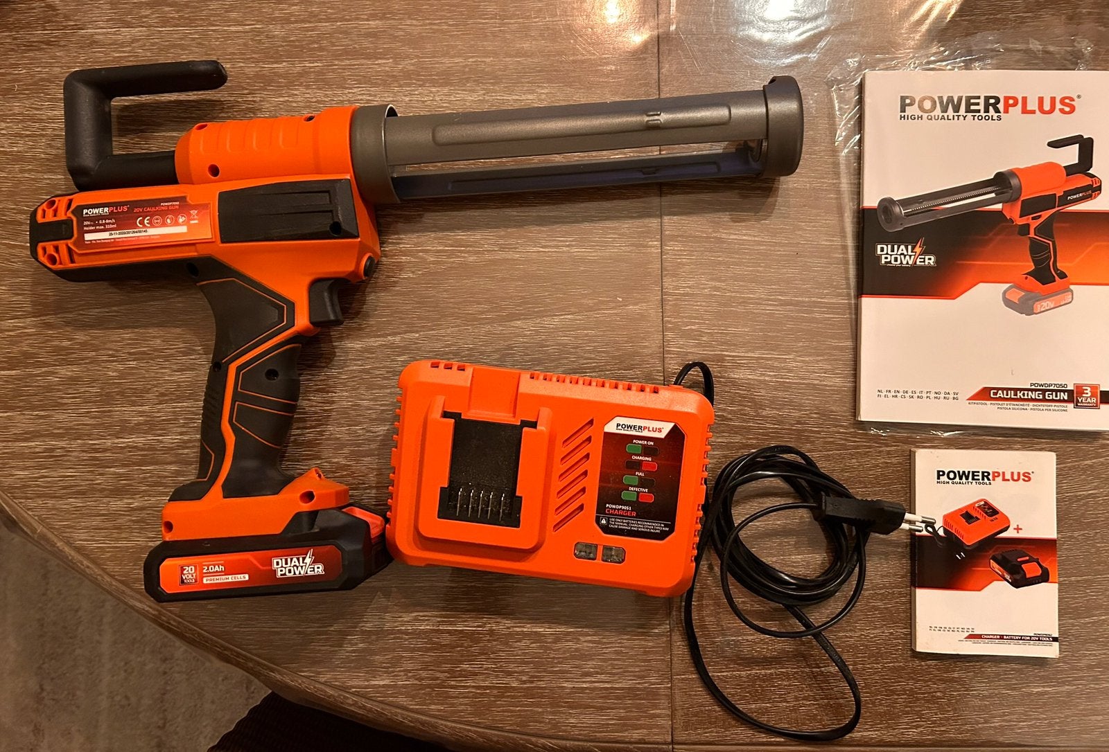 Pistolet à calfeutrer à batterie Powerplus batterie/chargeur, Bricolage & Construction, Enlèvement ou Envoi, Comme neuf