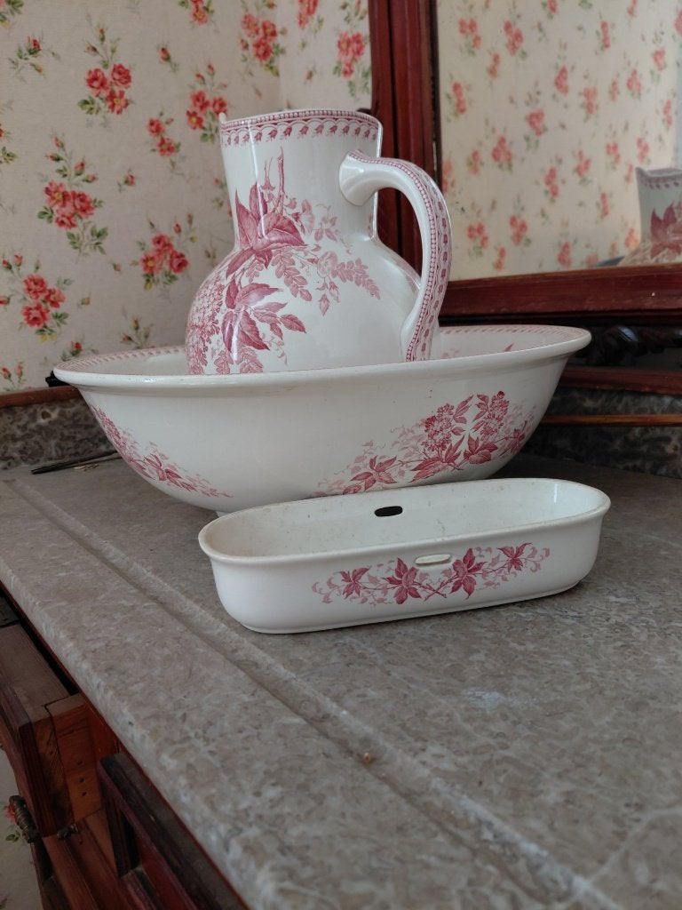 Ensemble de toilette ancien, Enlèvement