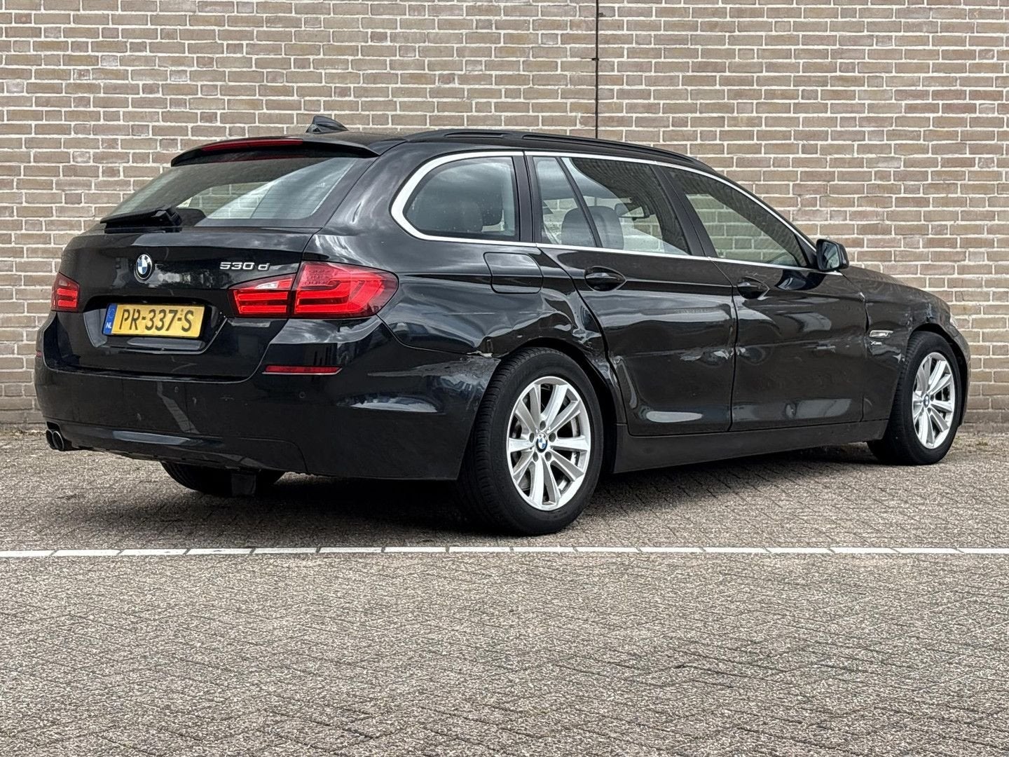 BMW 530 5-serie Touring 530xd High Executive | Leder | Clima, Auto's, BMW, Automaat, Parkeersensor, Zwart, 154 g/km