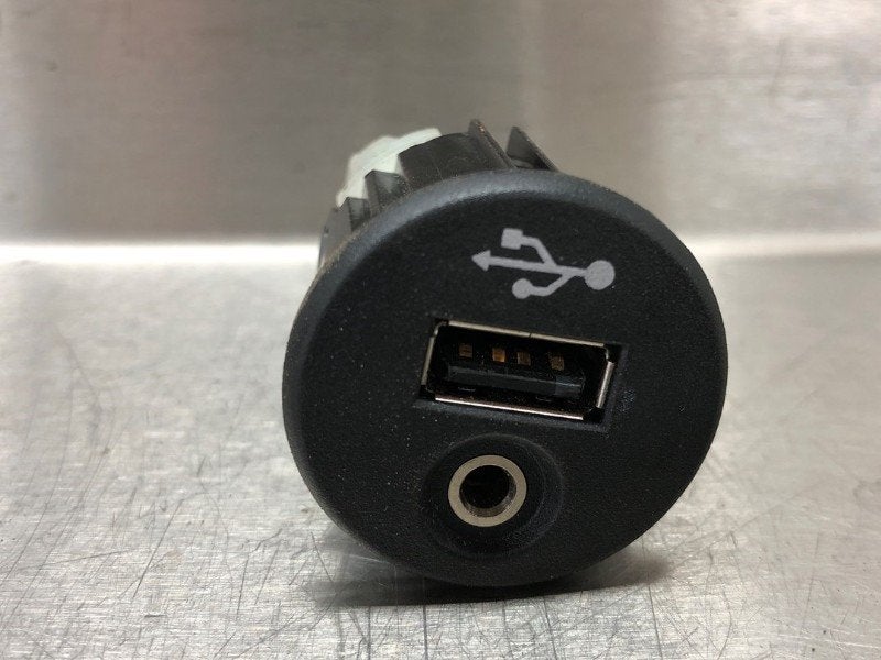 PORT AUX/USB Nissan Qashqai (J10) (11-2006/01-2014), Autos : Pièces & Accessoires, Autres pièces automobiles, Nissan, Utilisé