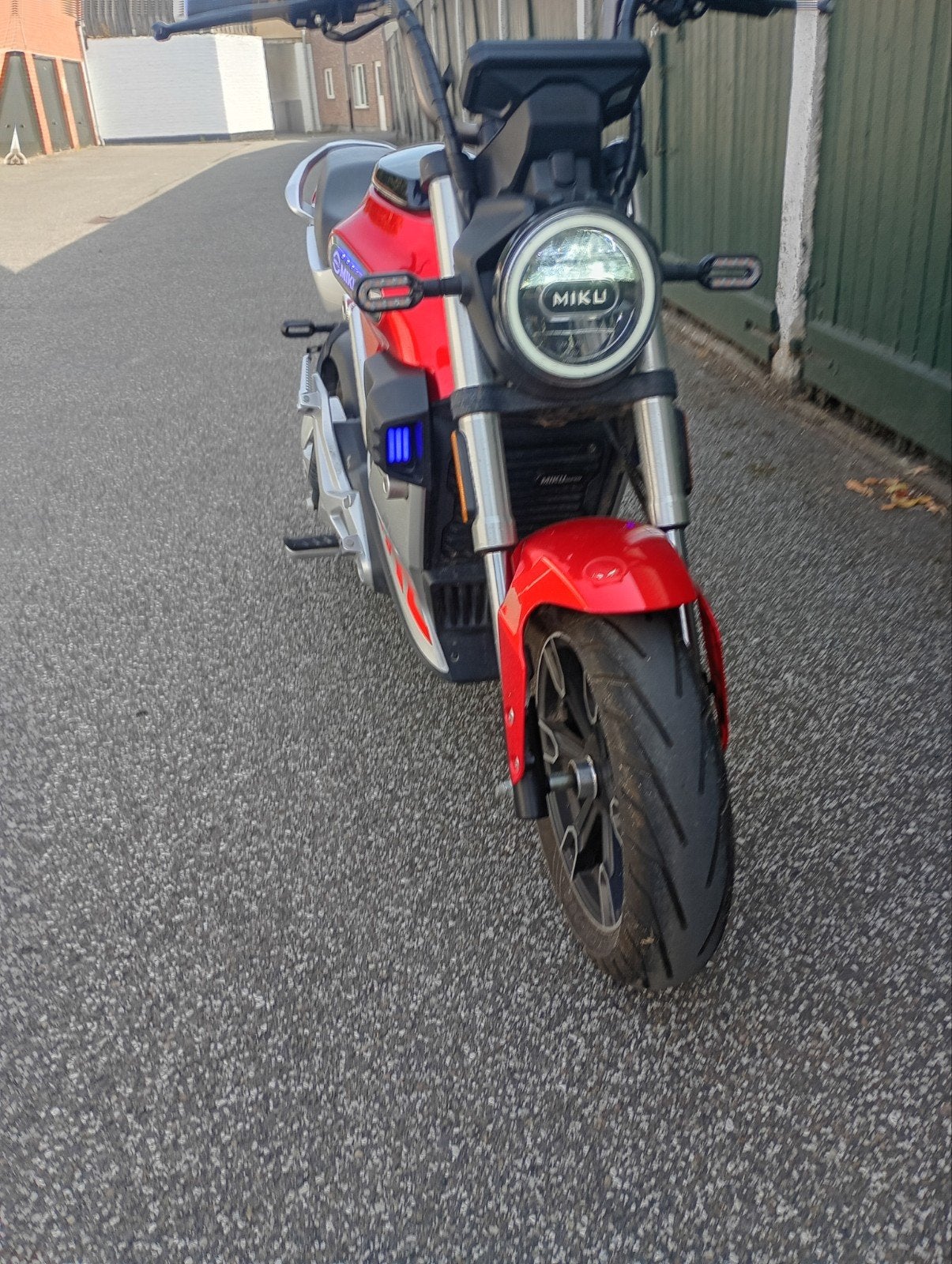 Miku super electrische moto   met achteruit op, Motoren