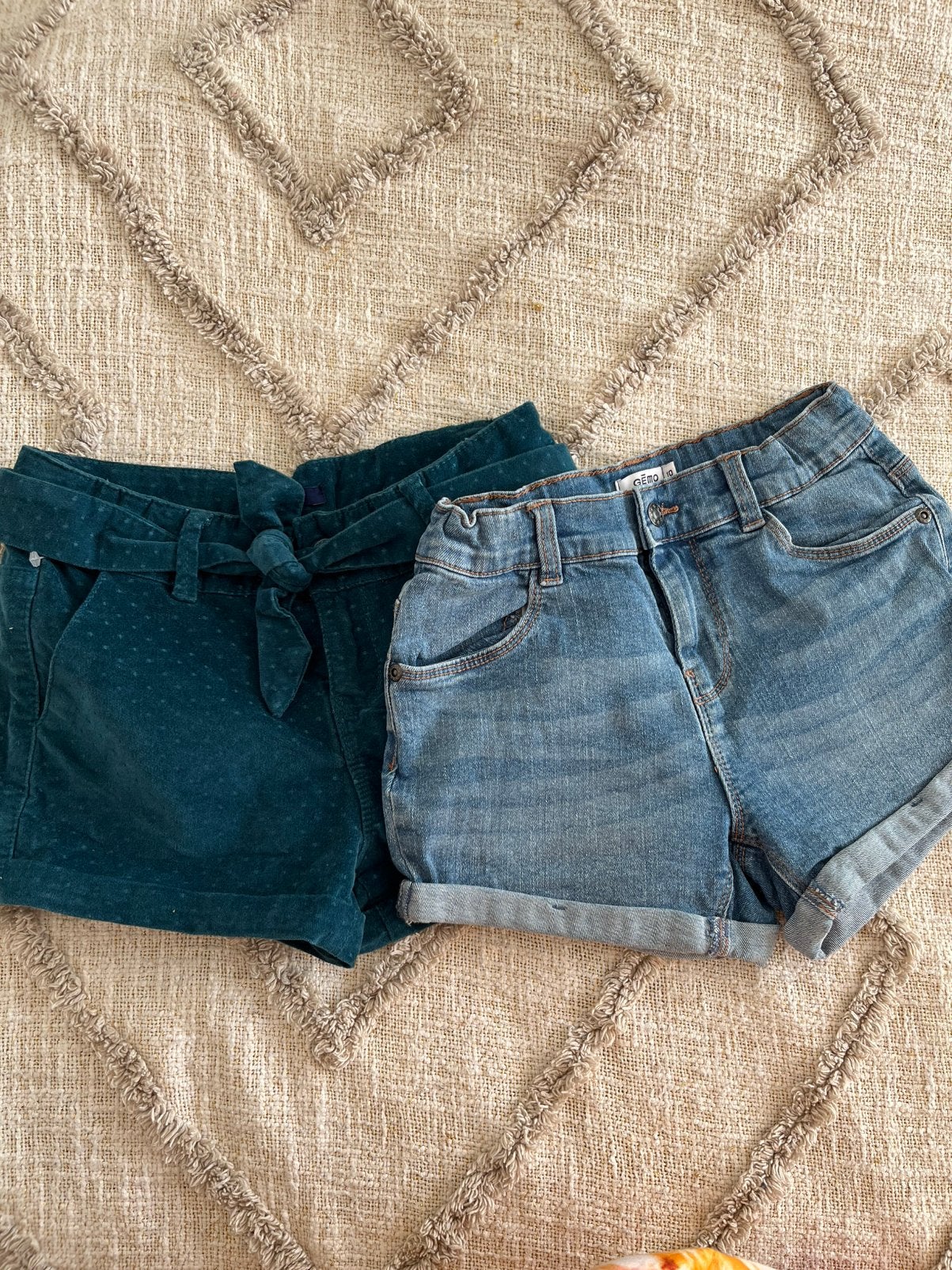 Lot de deux short - fille 10 ans Okaidi et Gemo, Enlèvement ou Envoi, Comme neuf, Fille, Pantalon