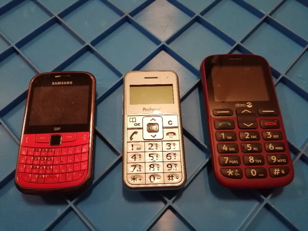 WEG=WEG!!! SETJE (DEFECT) MOBIELE TELEFOONS VOOR VERZAMELING, Verzenden, Overige typen