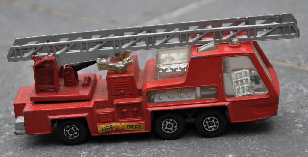 M89.  Véhicule en jouet : le camion de pompiers, Collections, Enlèvement ou Envoi, Utilisé