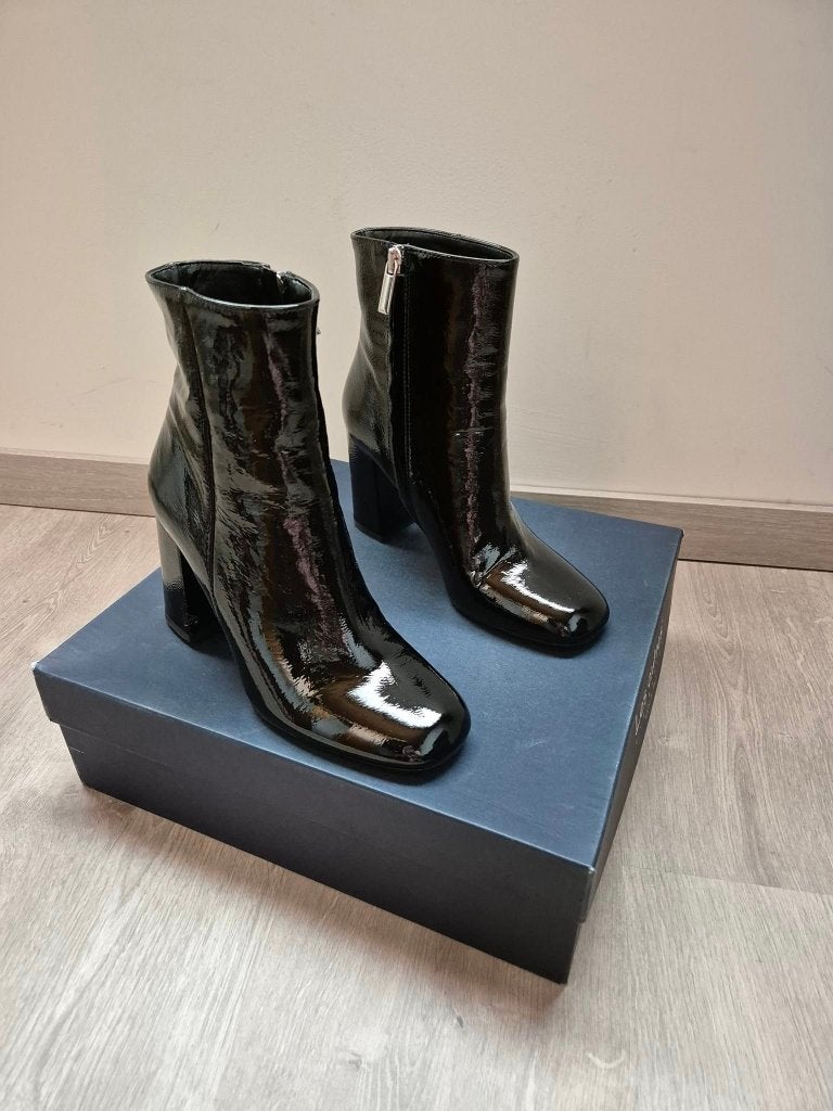 Lakee schoen les autres.Hak re beschadigd.Maat 37.Nieuw, Kleding | Dames, Schoenen, Les autres, Ophalen of Verzenden, Nieuw, Zwart