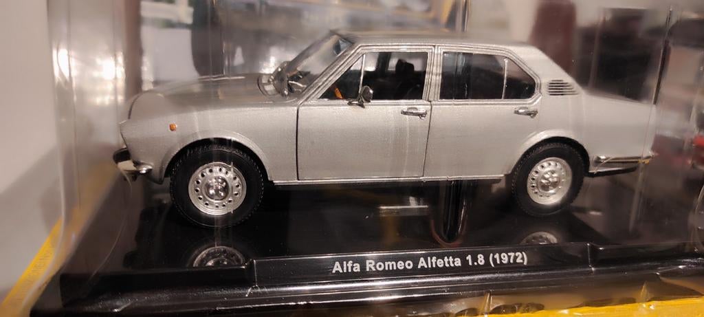Alfa Romeo Alfetta 1.8 zilver 1972 1:24 + hardcover magazine, Ophalen of Verzenden