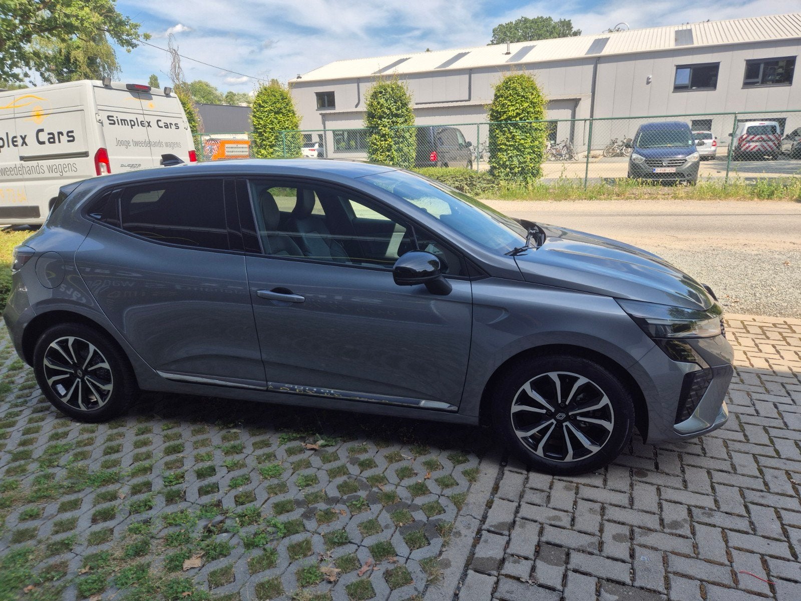 RENAULT CLIO 1.0 TCE TECHNO EN ÉTAT D'EXPOSITION, Autos, Argent ou Gris, Achat, Euro 6, Entreprise