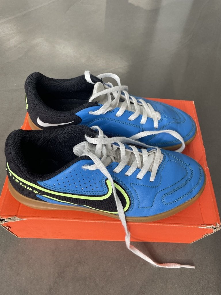 Blauwe zaalvoetbalschoenen van NIKE maat 34, Schoenen, Ophalen of Verzenden, Zo goed als nieuw, Maat S