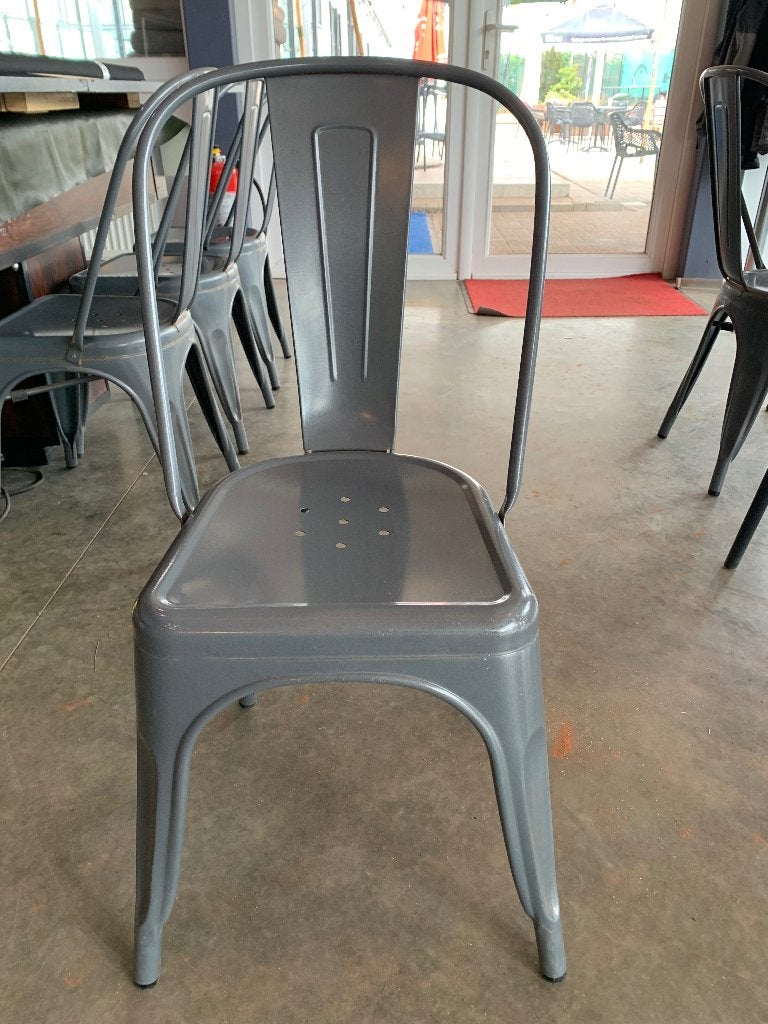 24 Stapelbare metalen stoelen, Ophalen, Gebruikt, Metaal, Grijs