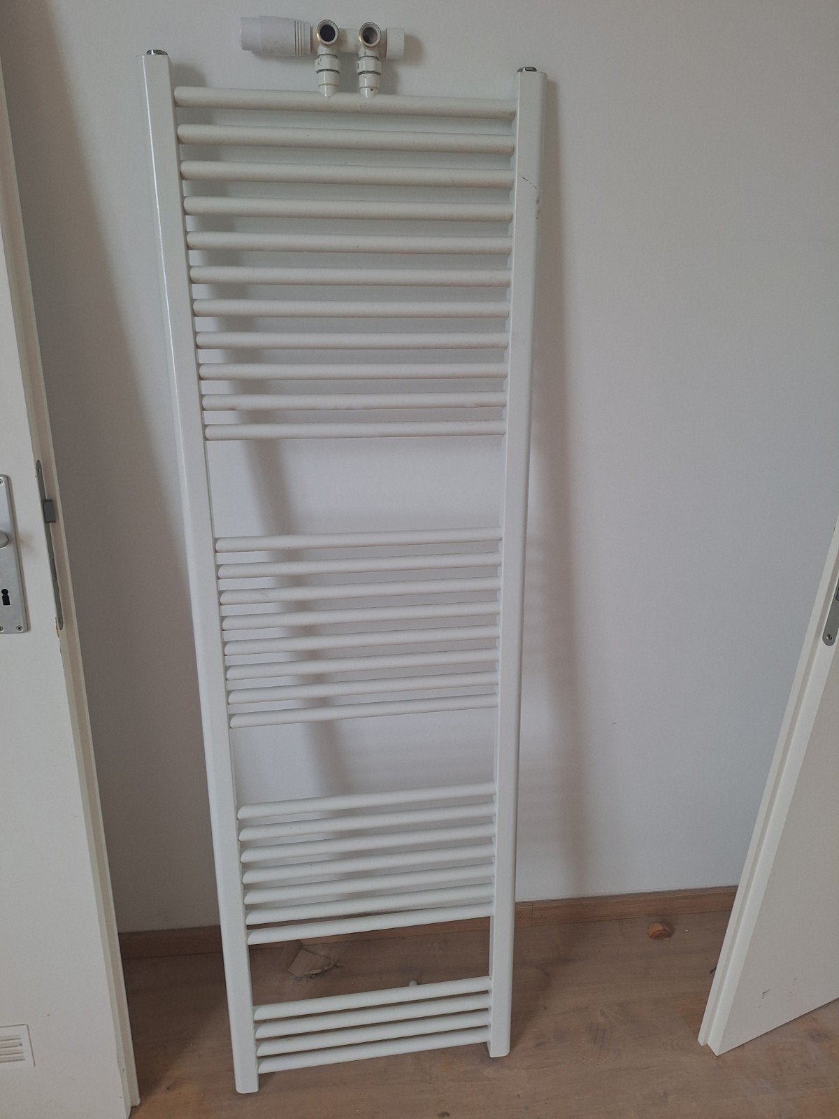 sèche serviette très avec vanne thermostatique, Bricolage & Construction, Enlèvement, Radiateur
