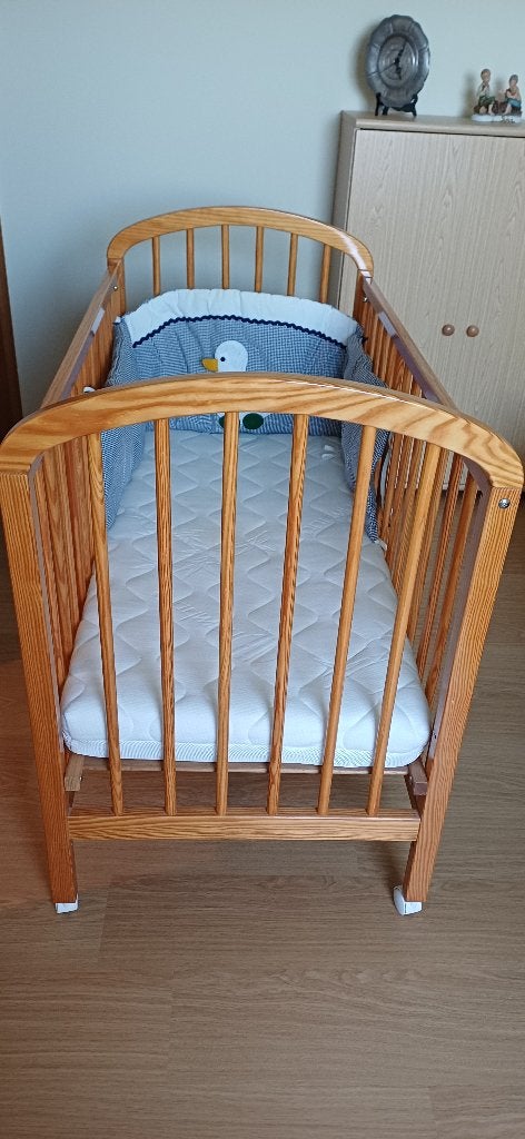 Lit bébé à barreaux en bois vernis, Ophalen, Zo goed als nieuw, Ledikant