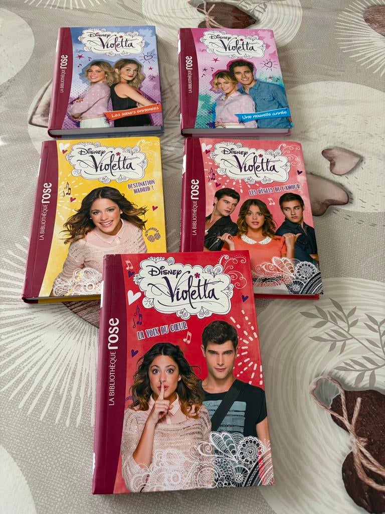 Lot de 5 livres Disney Violetta – Bibliothèque Rose, Enlèvement ou Envoi, Comme neuf
