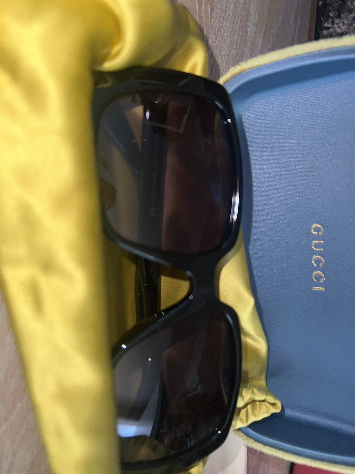 Lunettes de soleil Gucci avec étui (original), Enlèvement ou Envoi, Comme neuf, Lunettes