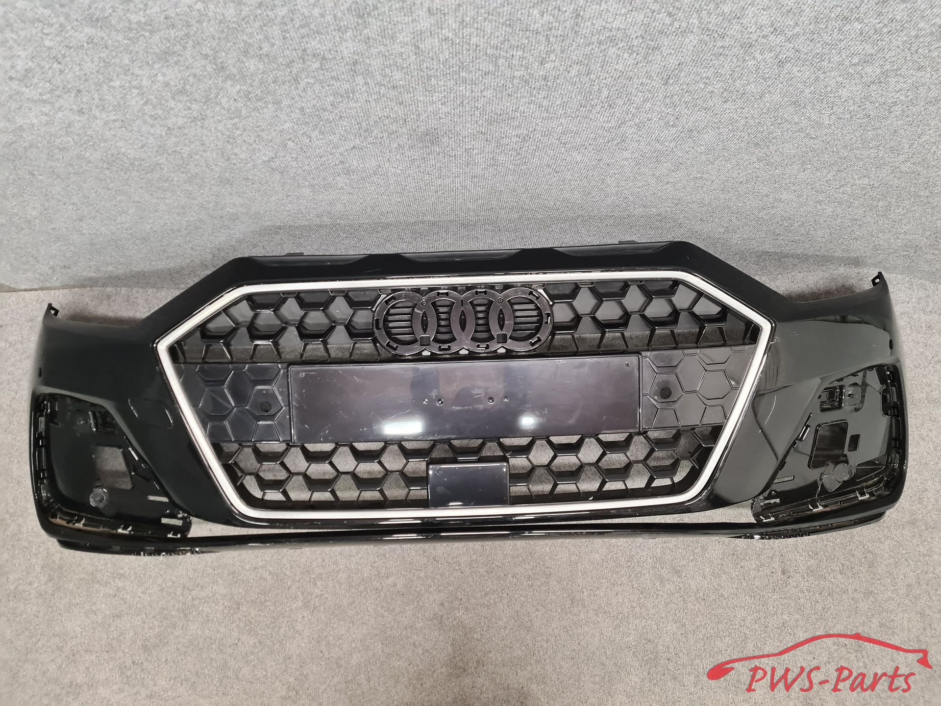 AUDI A1 82A VOORBUMPER GRILL ORIGINEEL, Gebruikt, -, Voor, -