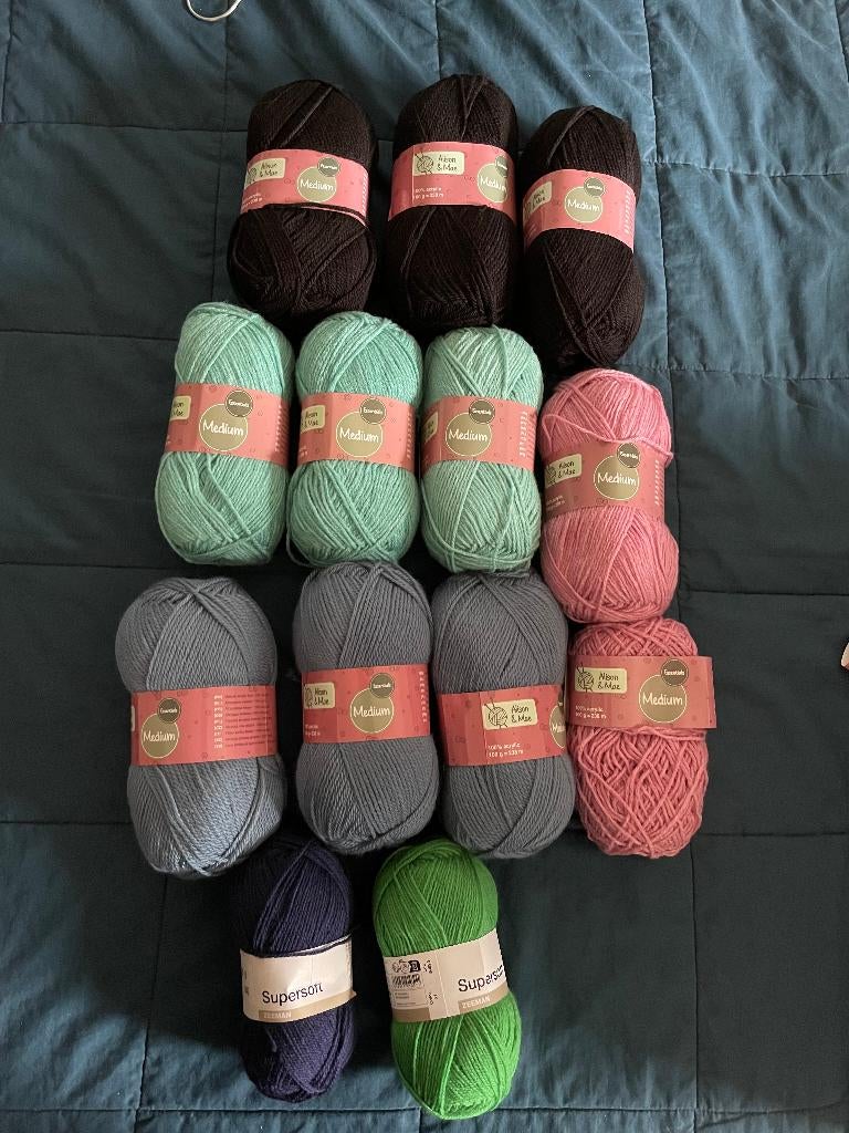 12 pelotes de laine + 1 pelote entamé, Enlèvement ou Envoi, Tricot ou Crochet, Laine ou Fils