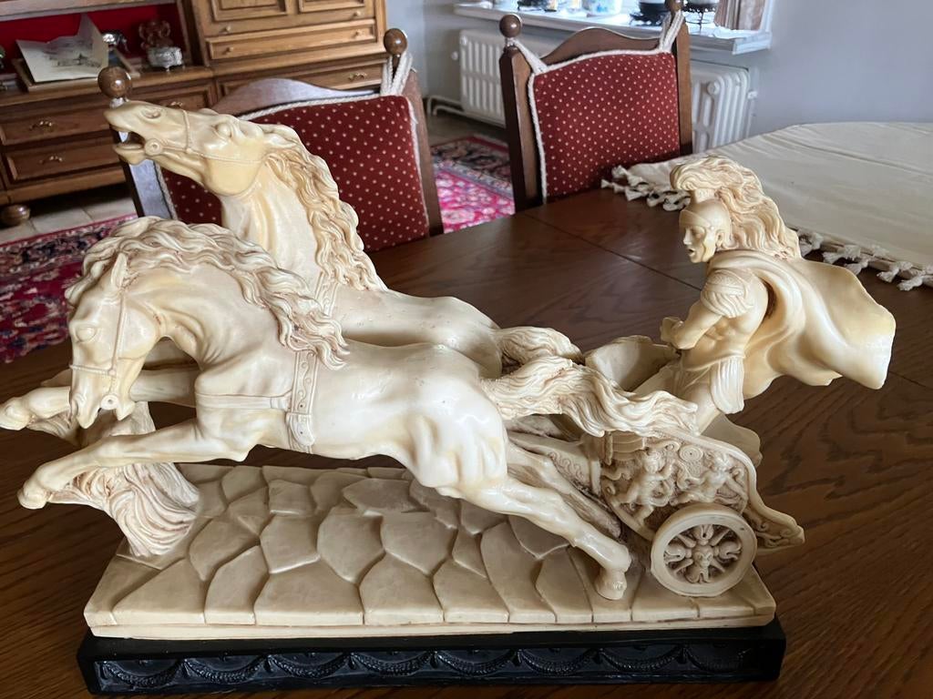 Groot Romeins Beeld 50cm br Strijdwagen & Paarden Ivoor-look, Antiek en Kunst, Ophalen