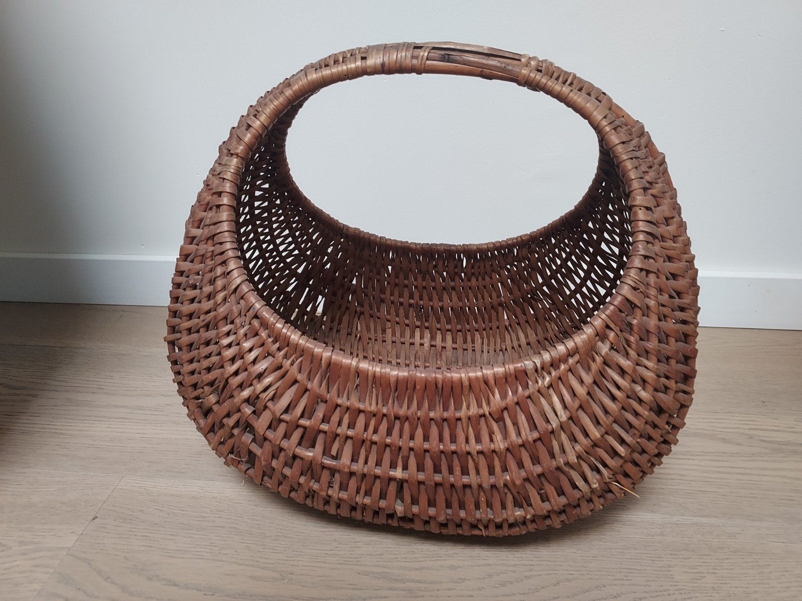 rieten mand met handvat, Ophalen