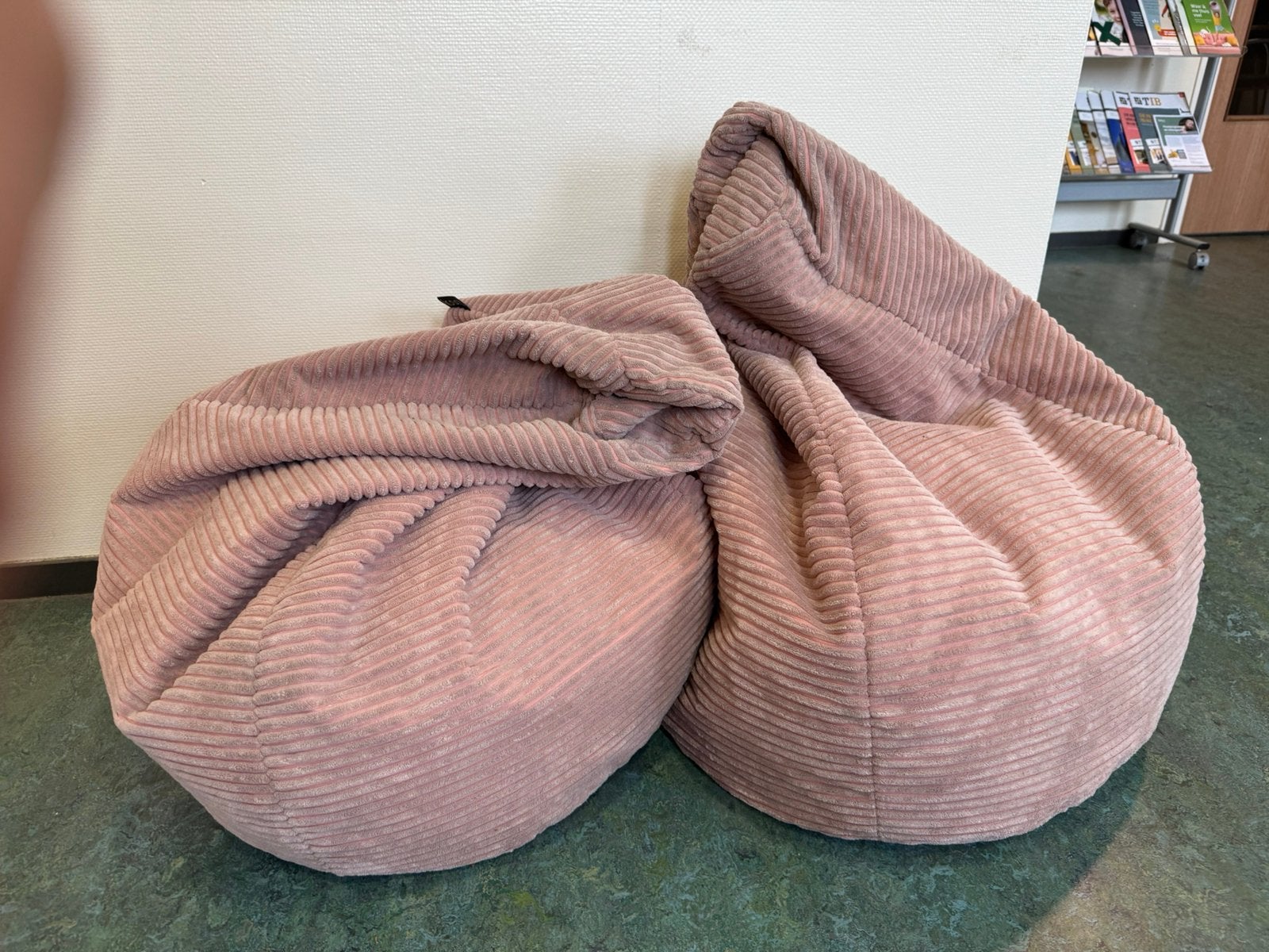 Twee roze zitzakken, Huis en Inrichting, Zitzakken, Ophalen, Gebruikt, Roze, Zitzak